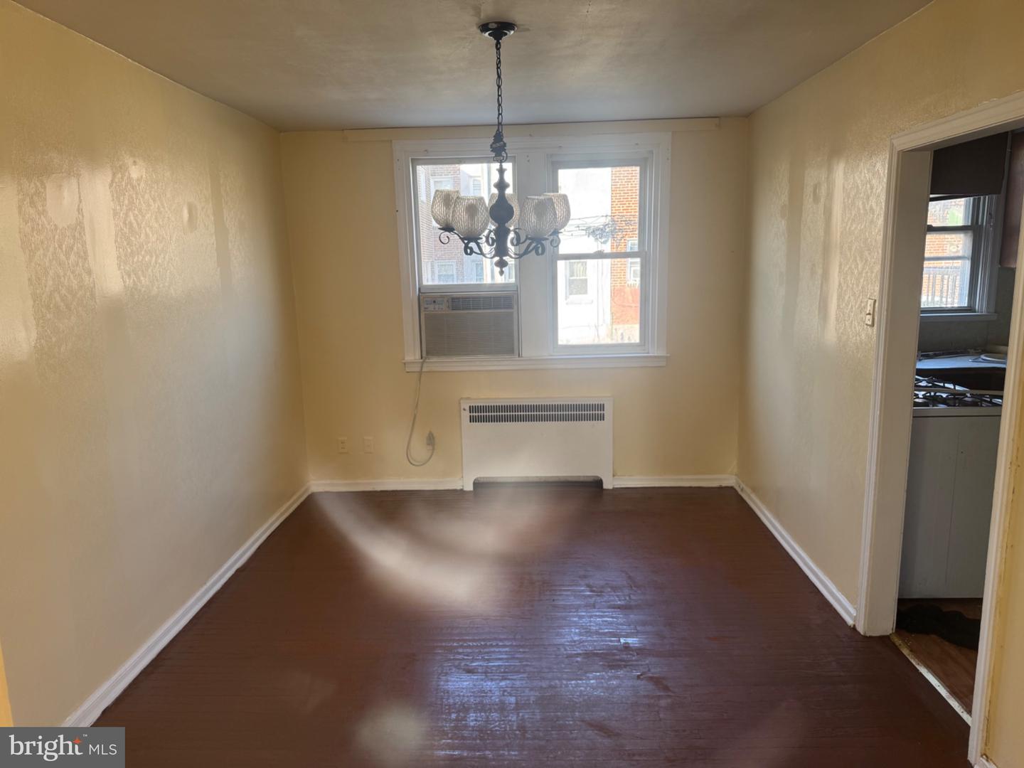 241 Howell St E Property Photo 5