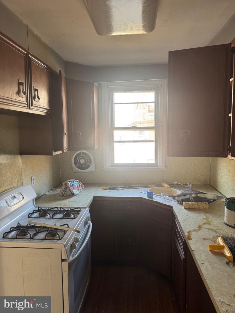 241 Howell St E Property Photo 6