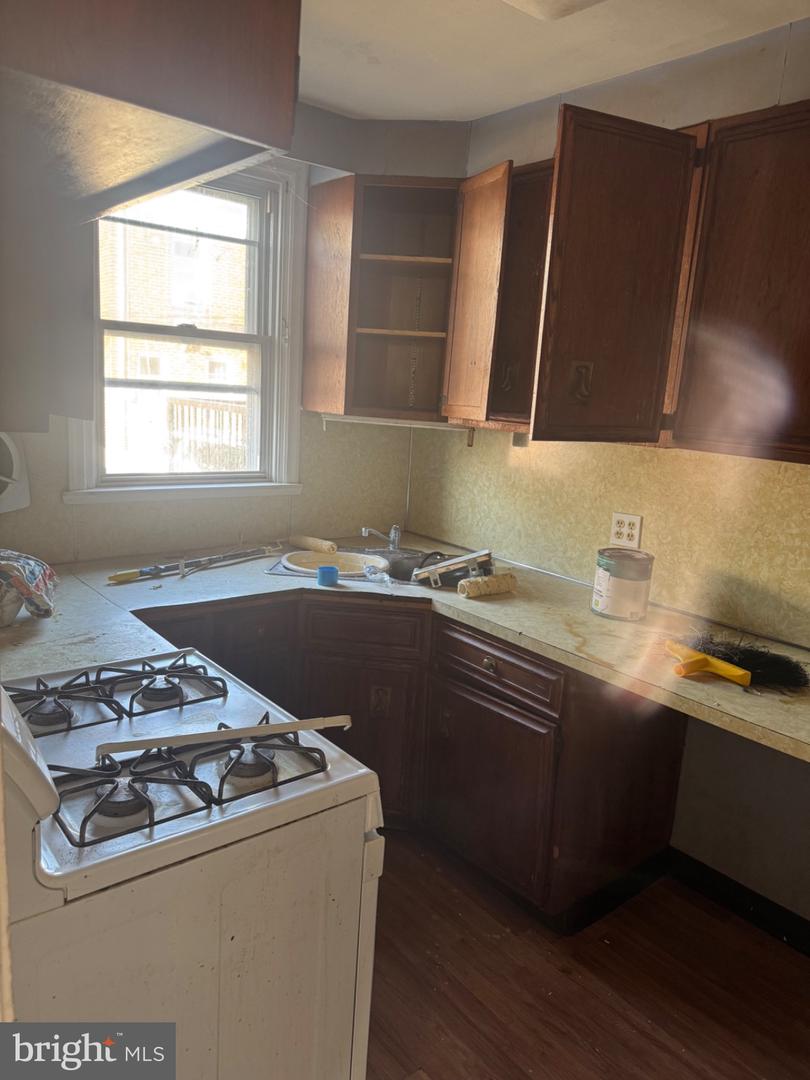 241 Howell St E Property Photo 7