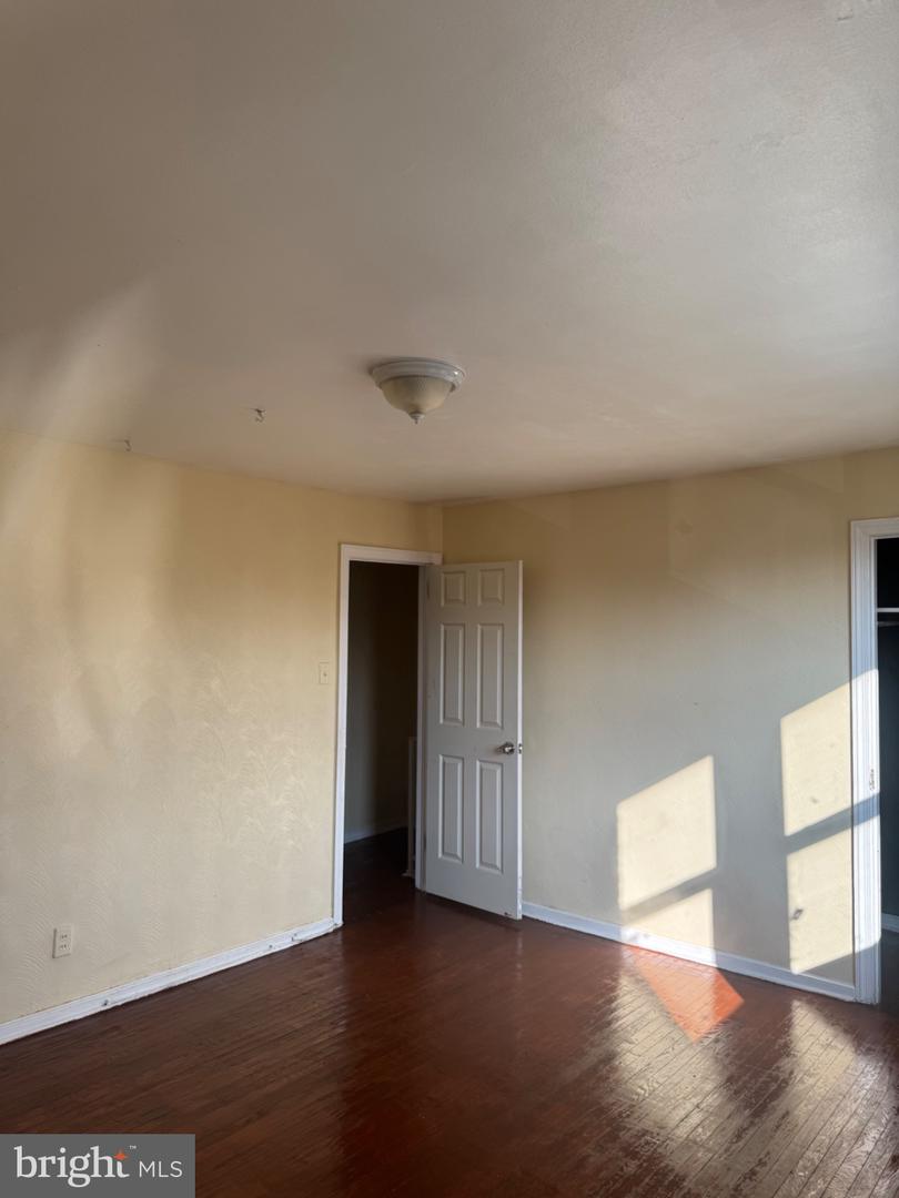 241 Howell St E Property Photo 16