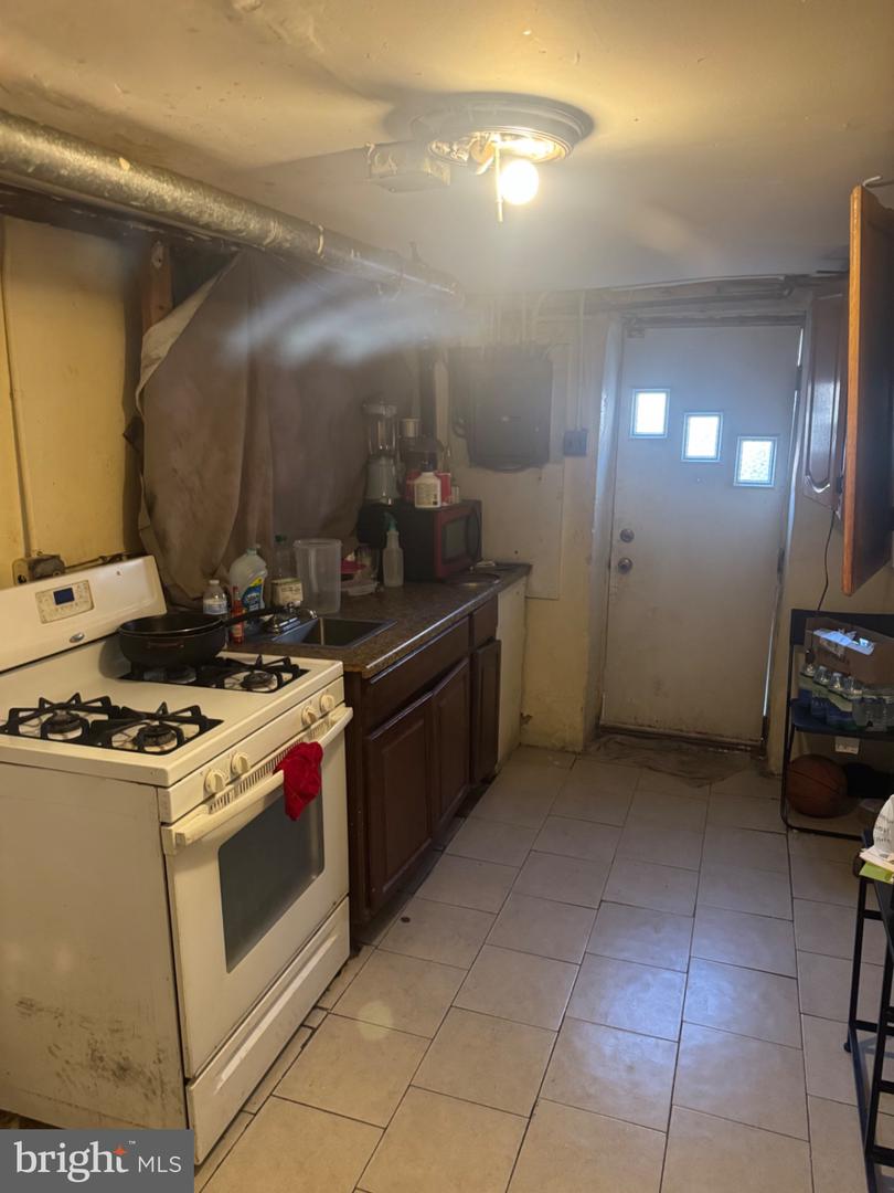 241 Howell St E Property Photo 18