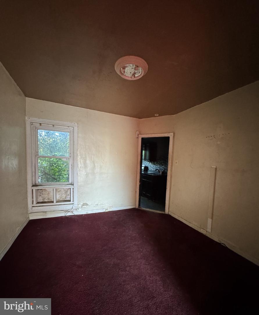 5747 N Beechwood St Property Photo 5