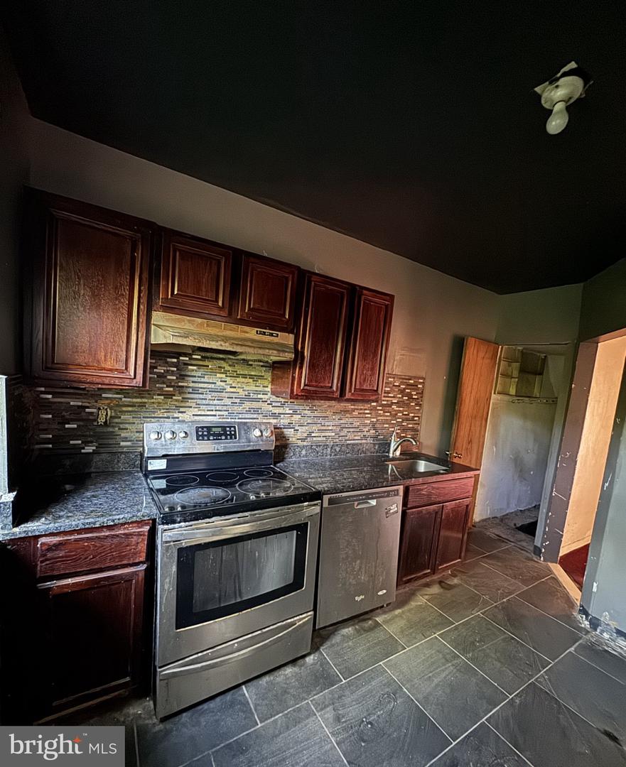 5747 N Beechwood St Property Photo 6