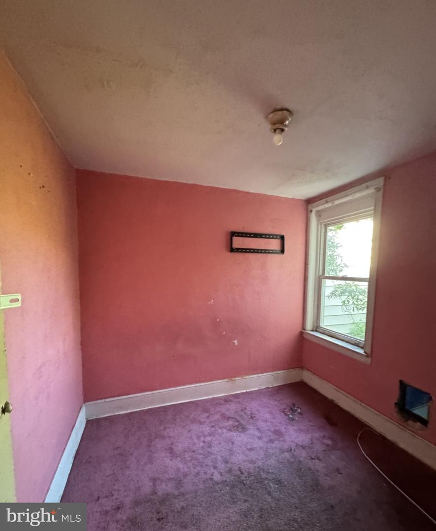 5747 N Beechwood St Property Photo 9