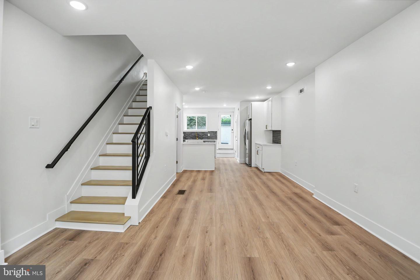 1513 E Hewson St Property Photo 4
