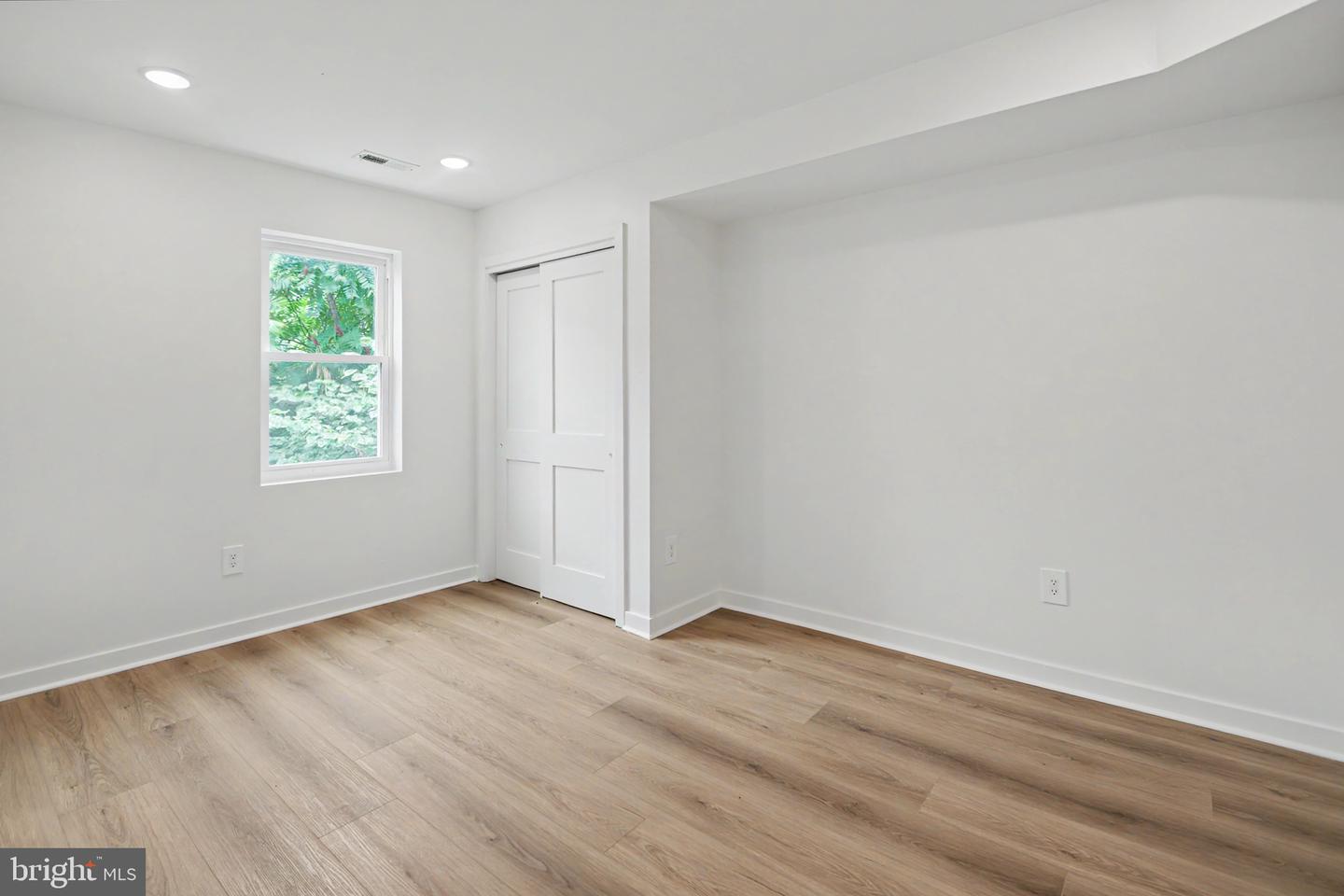1513 E Hewson St Property Photo 13