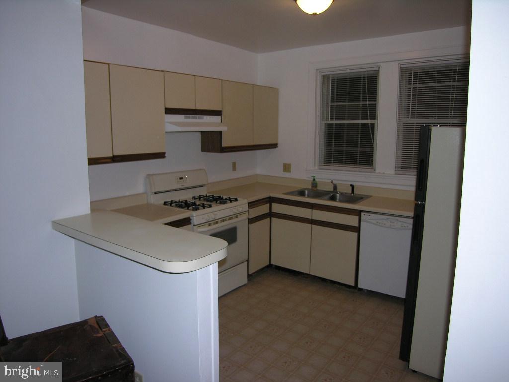 577 Green Ln Property Photo 3