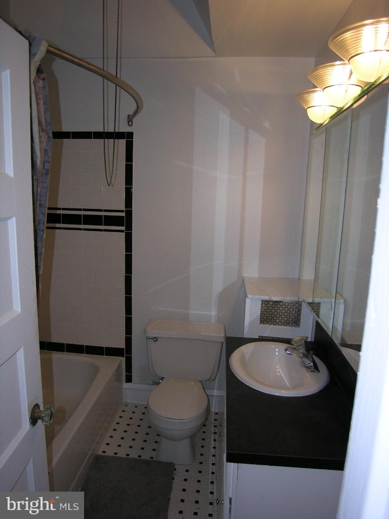 577 Green Ln Property Photo 4