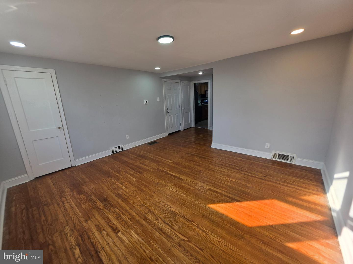 7701 Gilbert St Property Photo 8