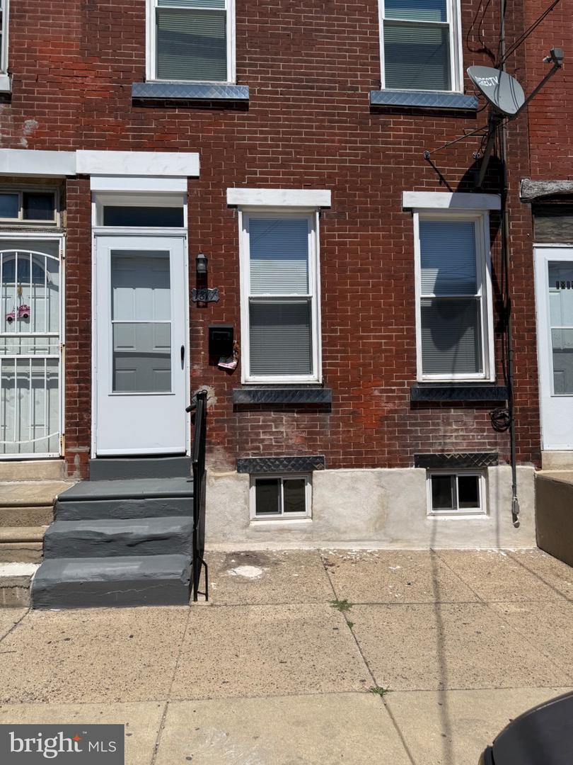 1817 E MADISON ST Property Photo 1