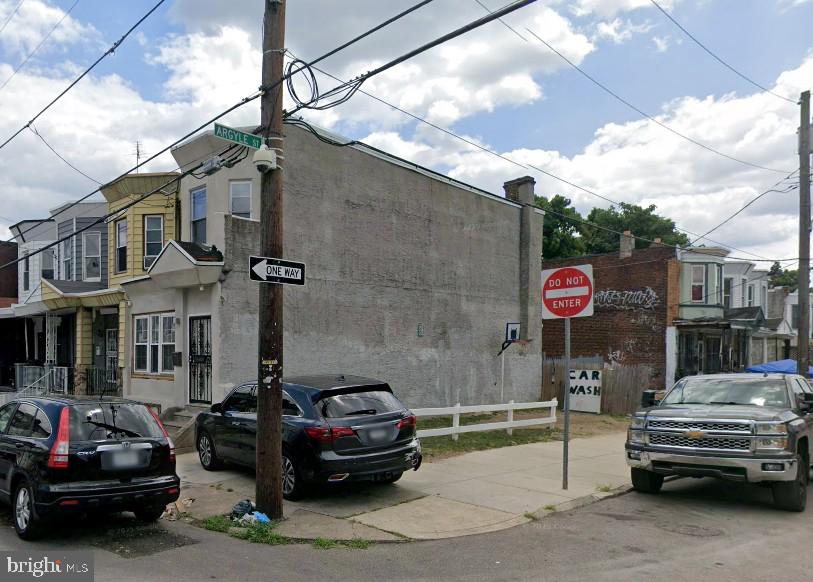 932 E Ontario St Property Photo 1