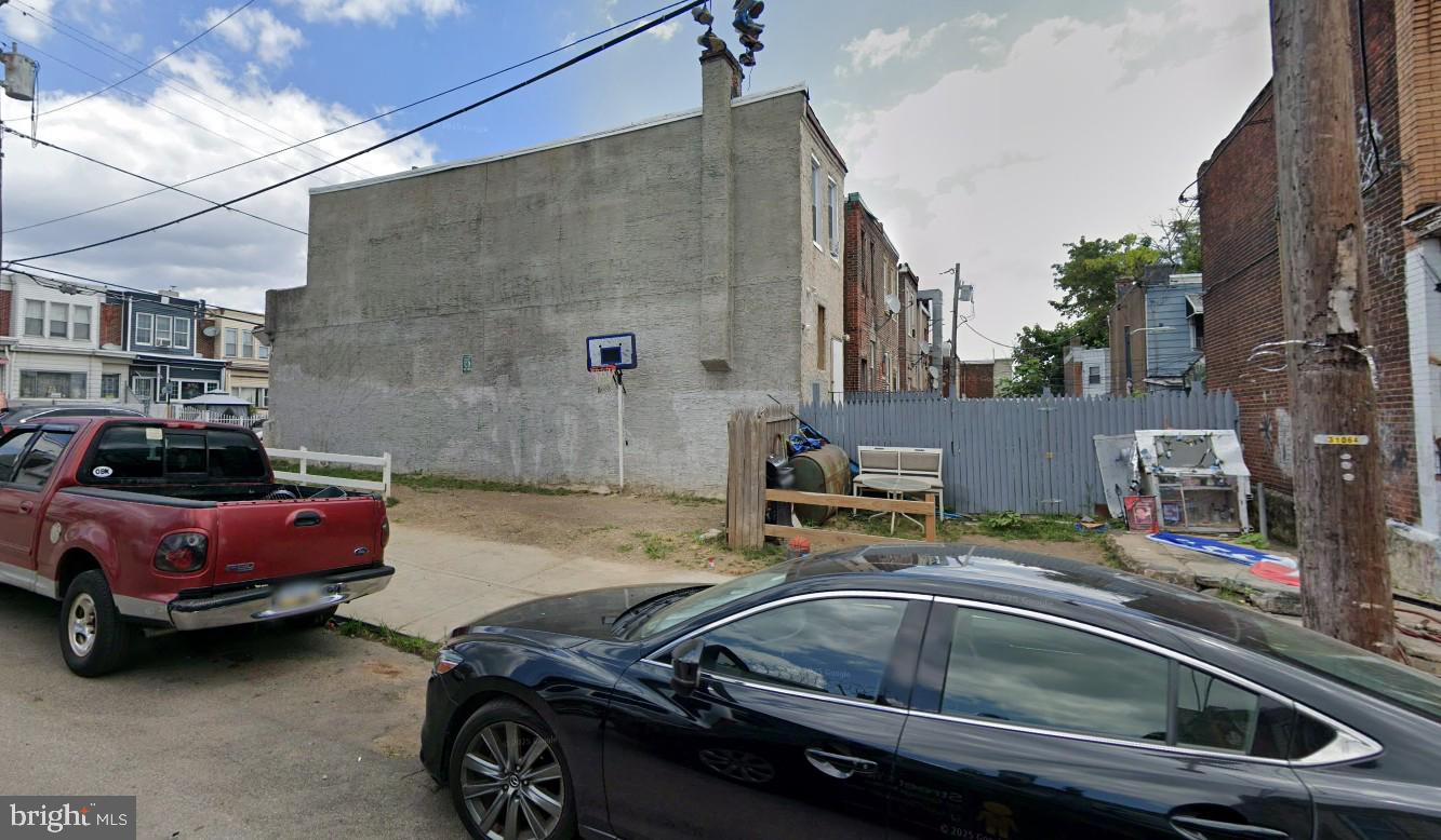 932 E Ontario St Property Photo 2