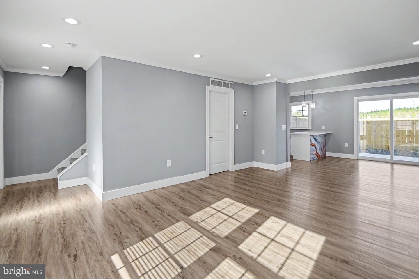 8211 Buist Ave Property Photo 6