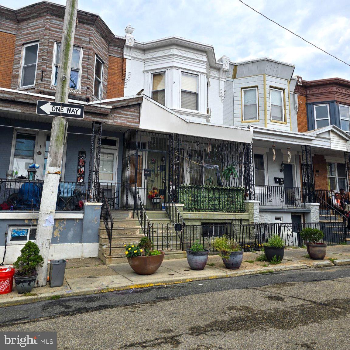 640 E HILTON ST Property Photo 1