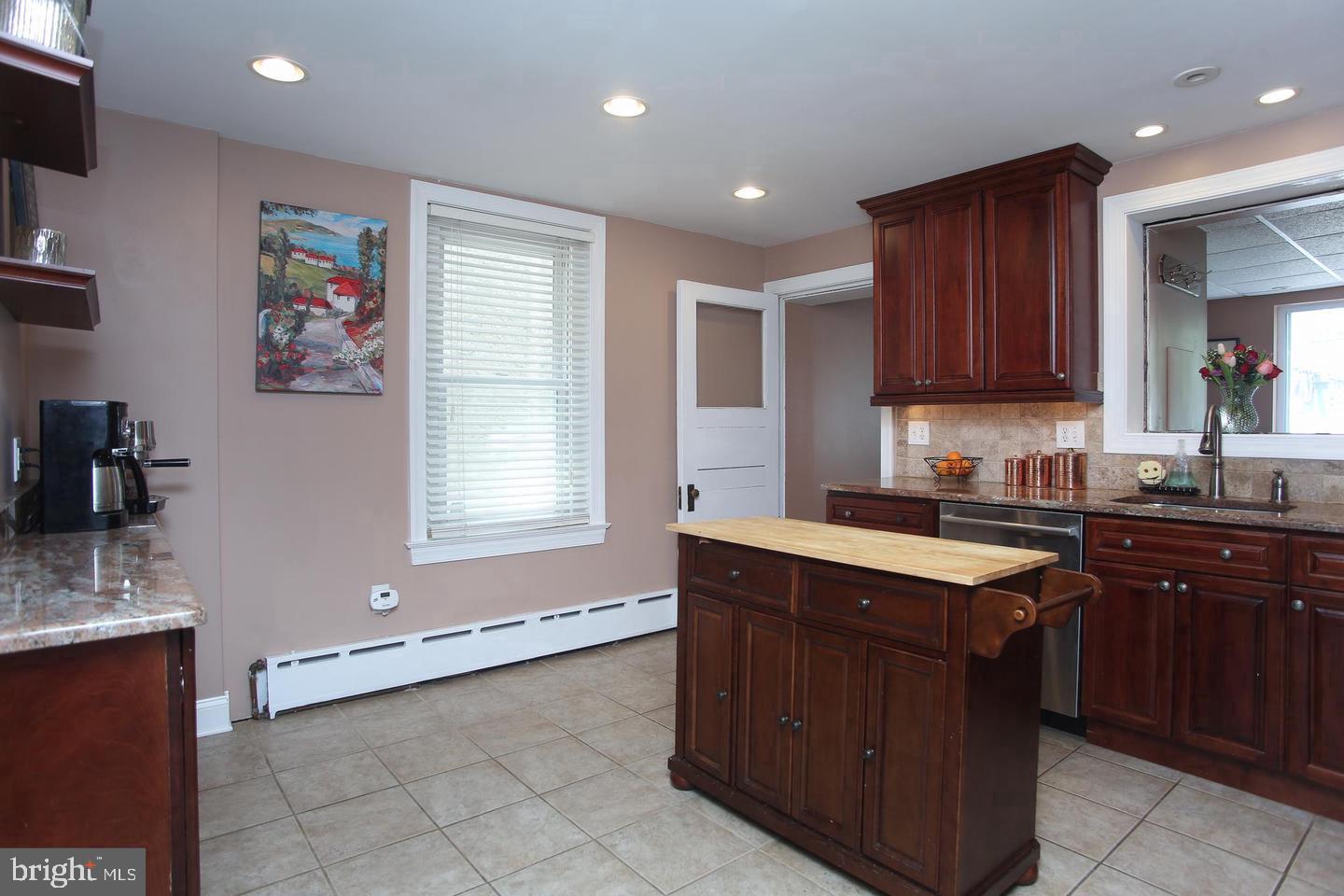 207 Lauriston St Property Photo 8