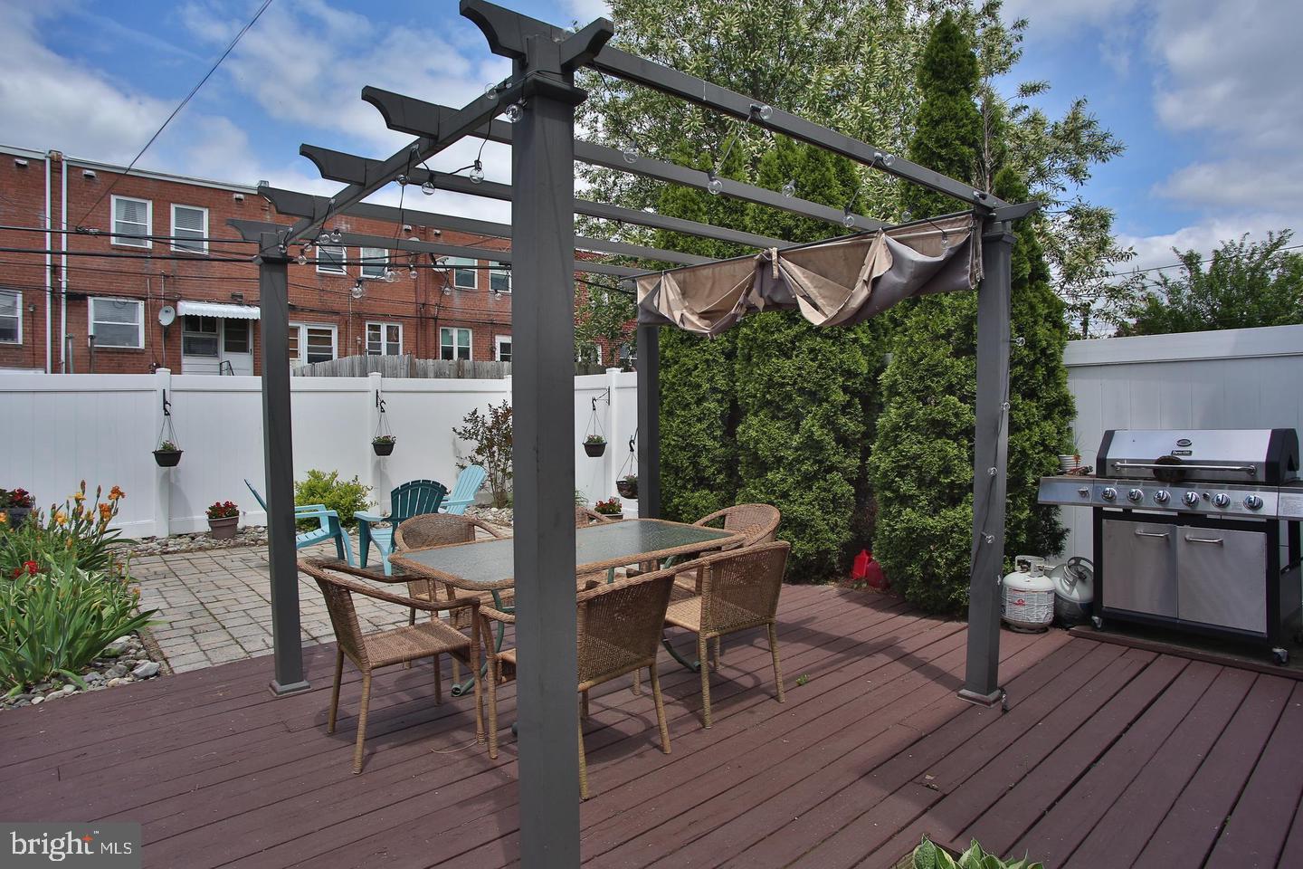207 Lauriston St Property Photo 24