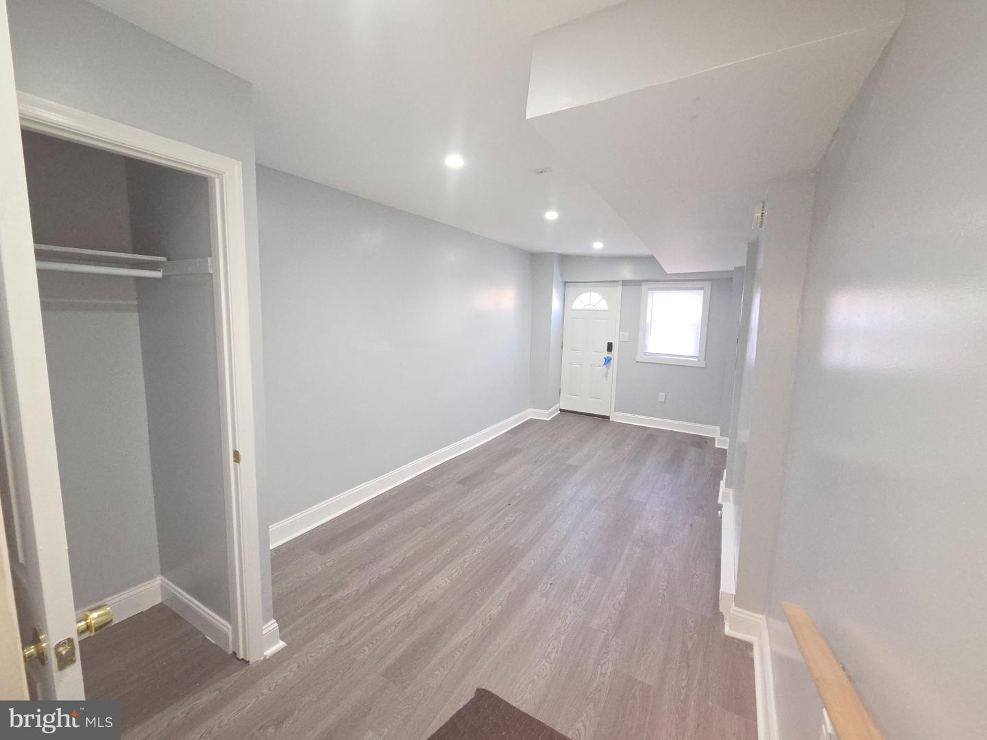 5857 Warrington Ave #basement Unit Property Photo 5