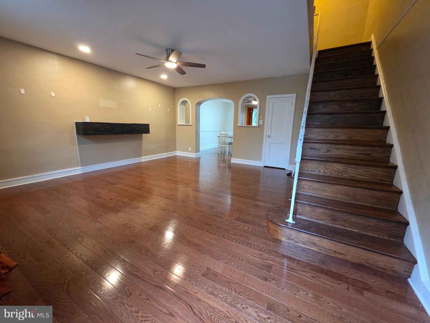 408 E Slocum St Property Photo 5