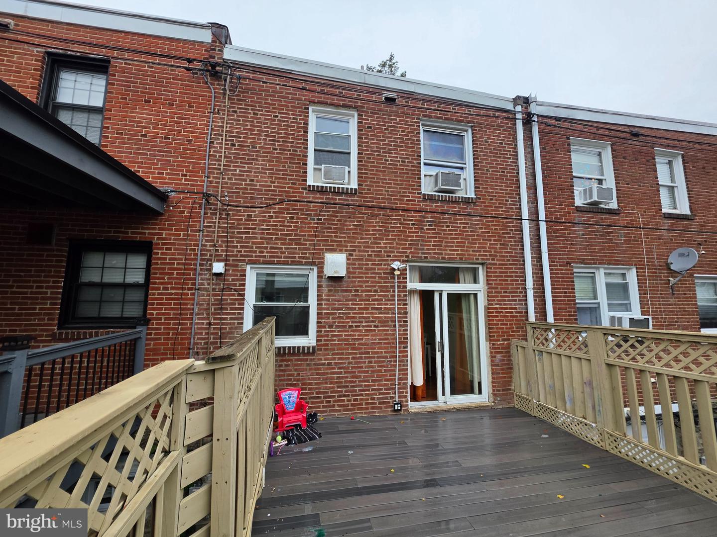 408 E Slocum St Property Photo 9