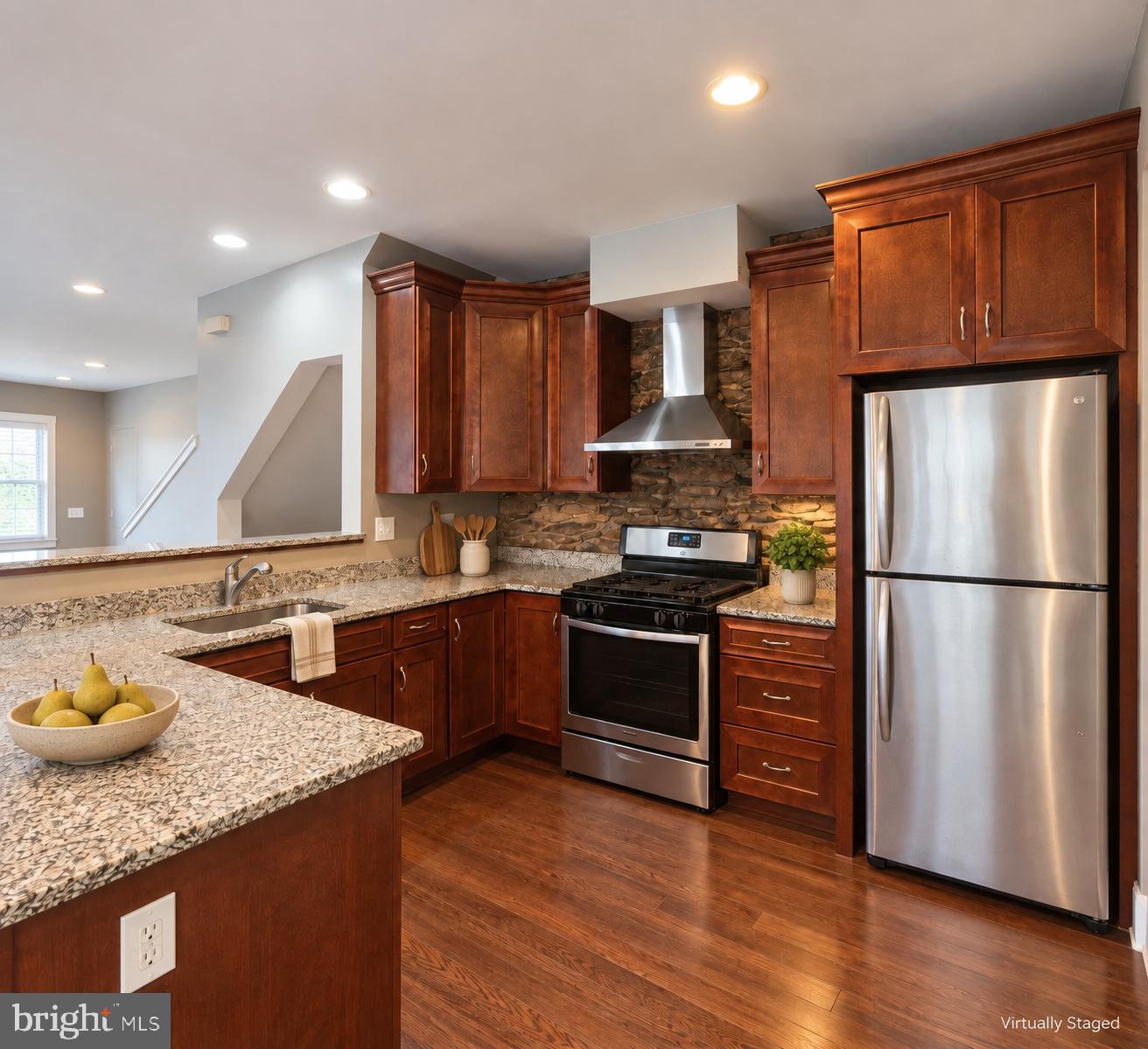 335 Carson St Property Photo 4