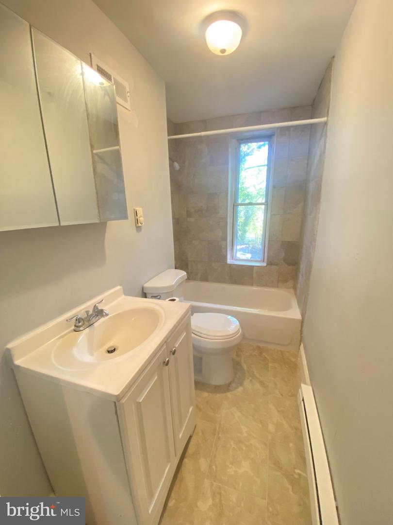 280 E Bringhurst St Property Photo 8