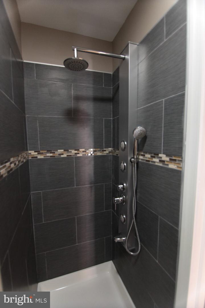 1534 Fontain St Property Photo 6