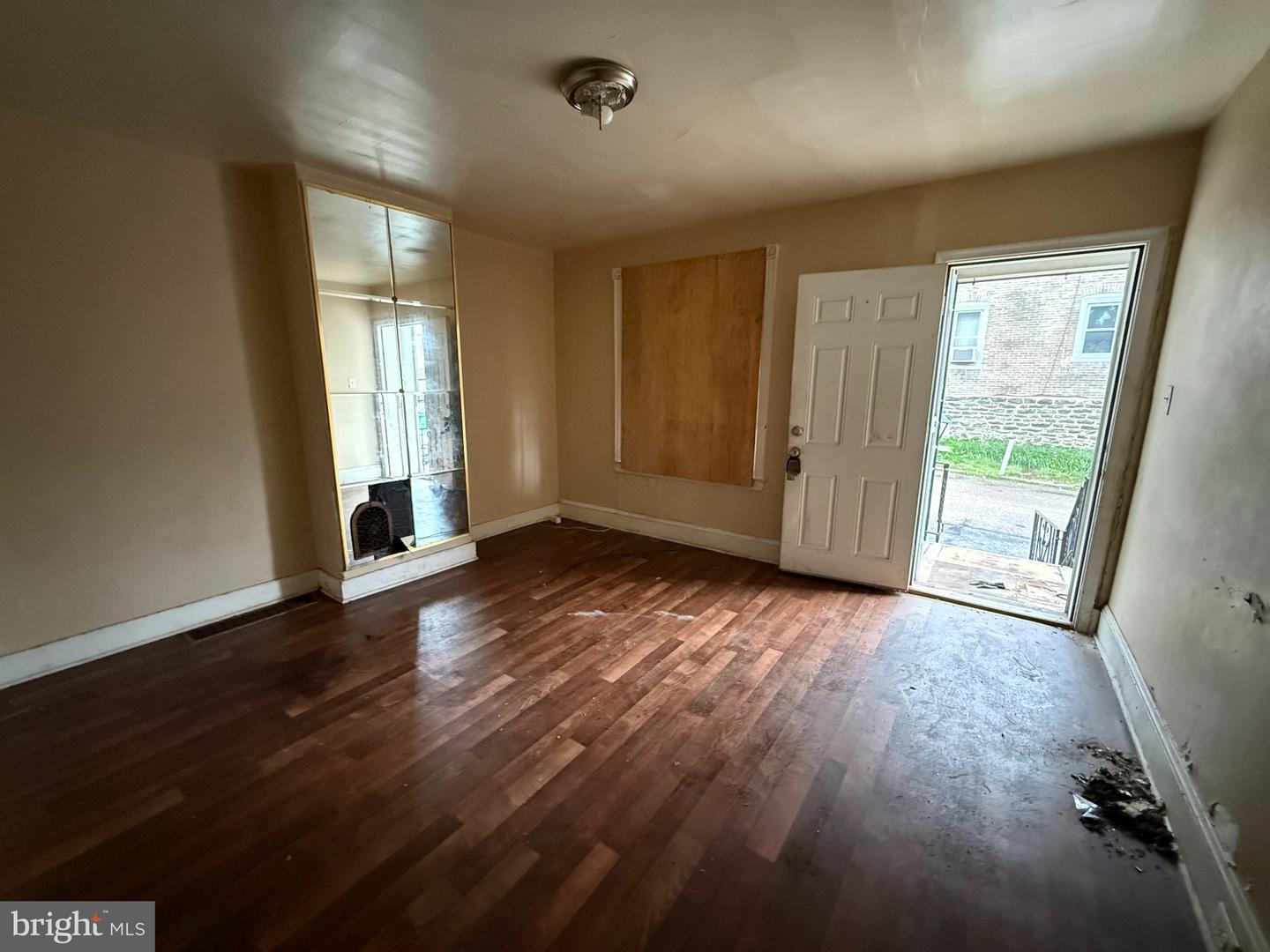 6258 N Beechwood St Property Photo 5