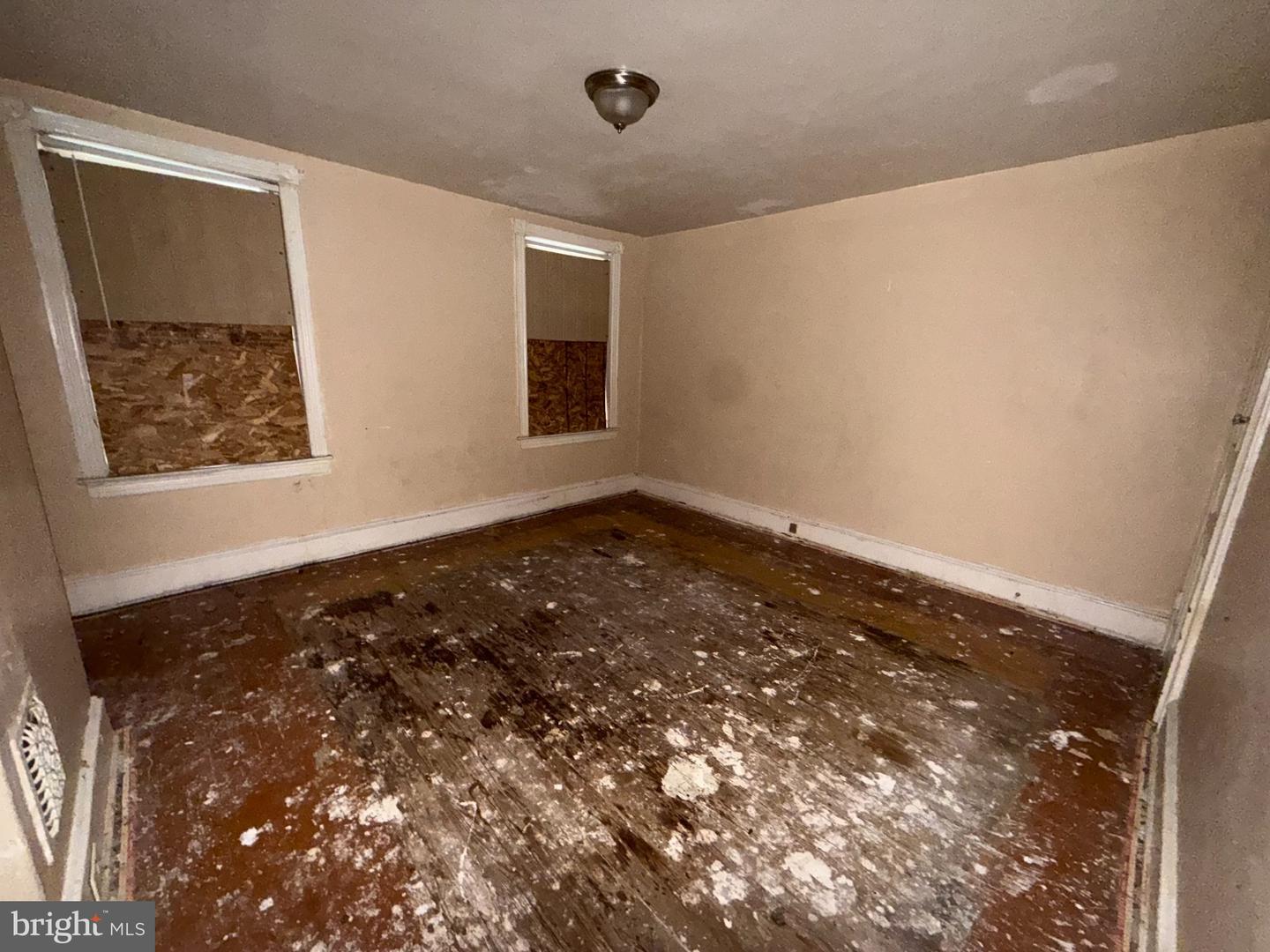 6258 N Beechwood St Property Photo 8
