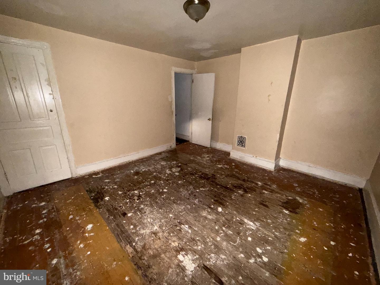 6258 N Beechwood St Property Photo 9