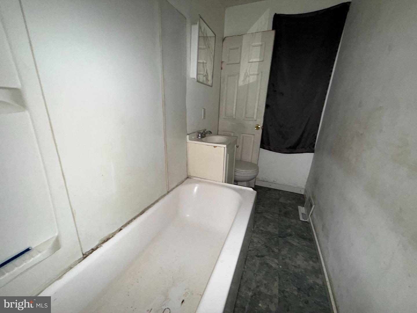 6258 N Beechwood St Property Photo 10