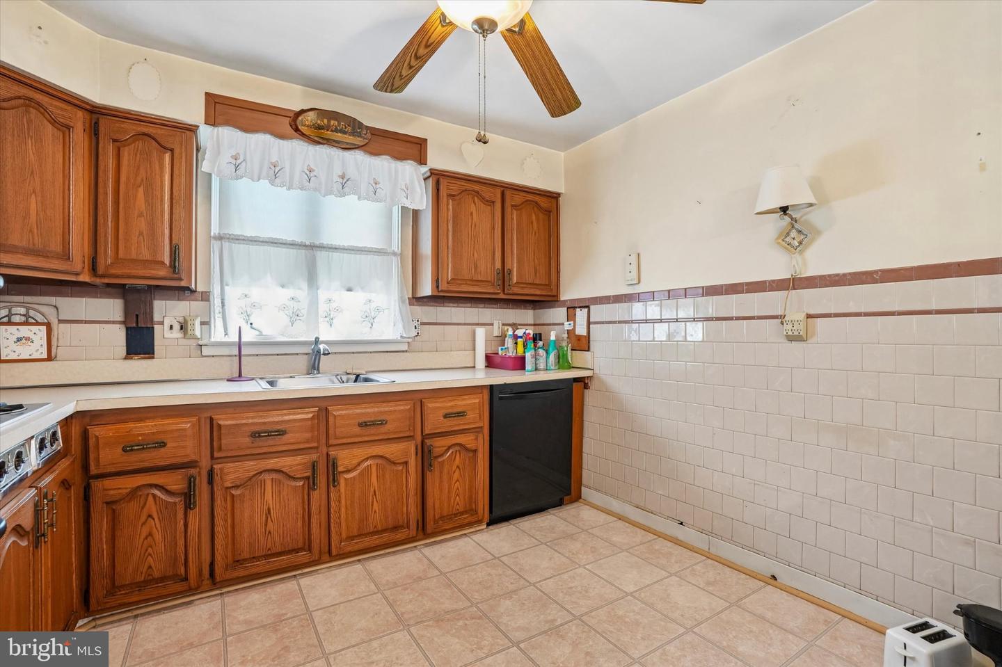 8207 Narvon Property Photo 6