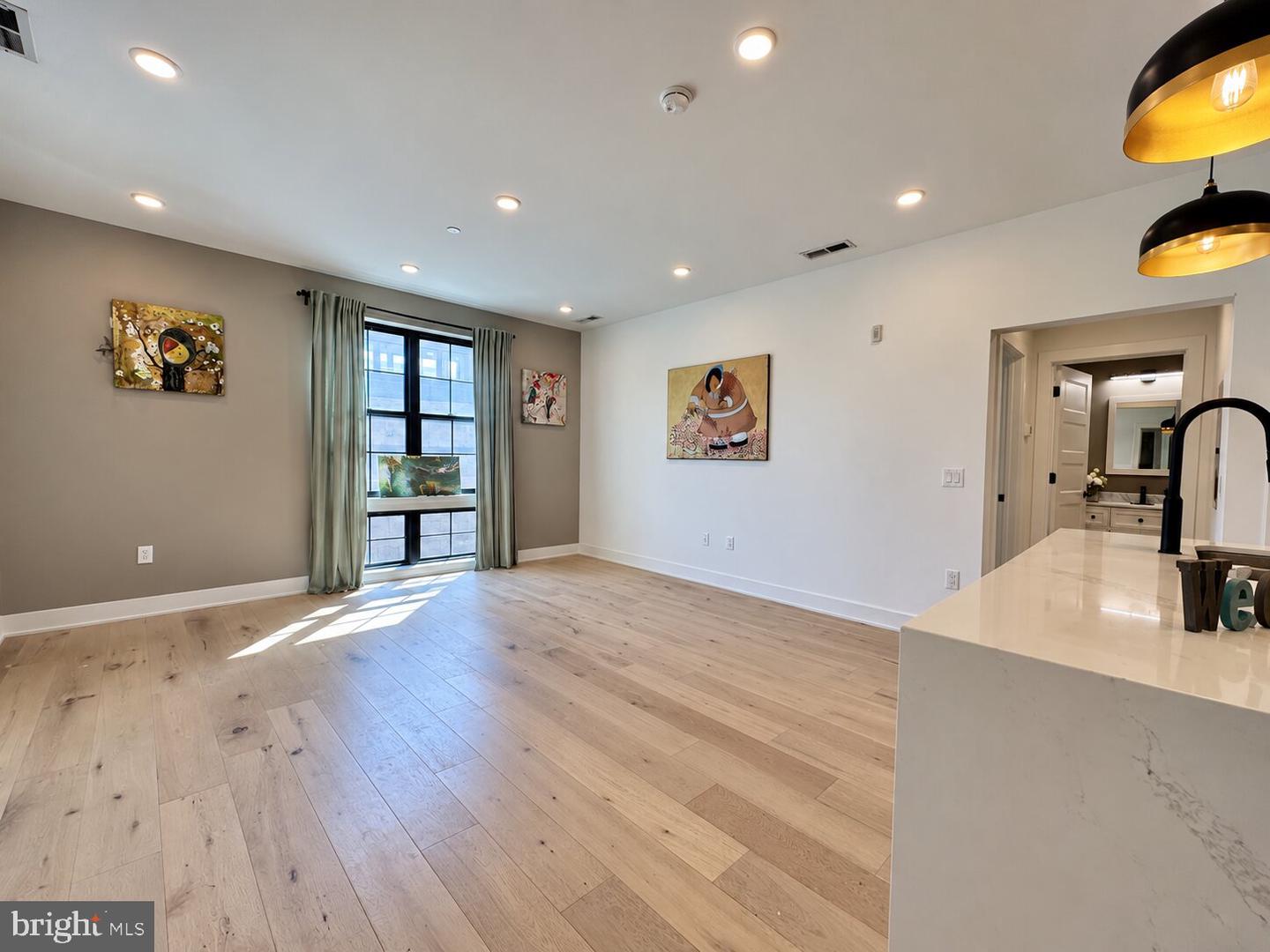 1232 N Front St #2d Property Photo 3