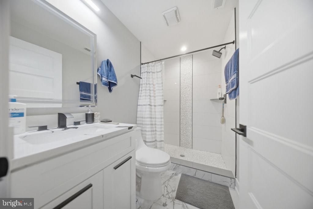 2136 N Randolph St Property Photo 16