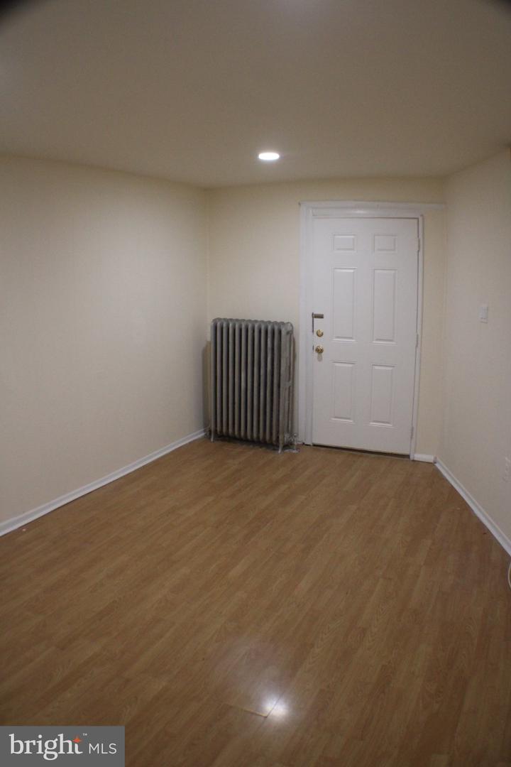 446 Roselyn St Property Photo 3