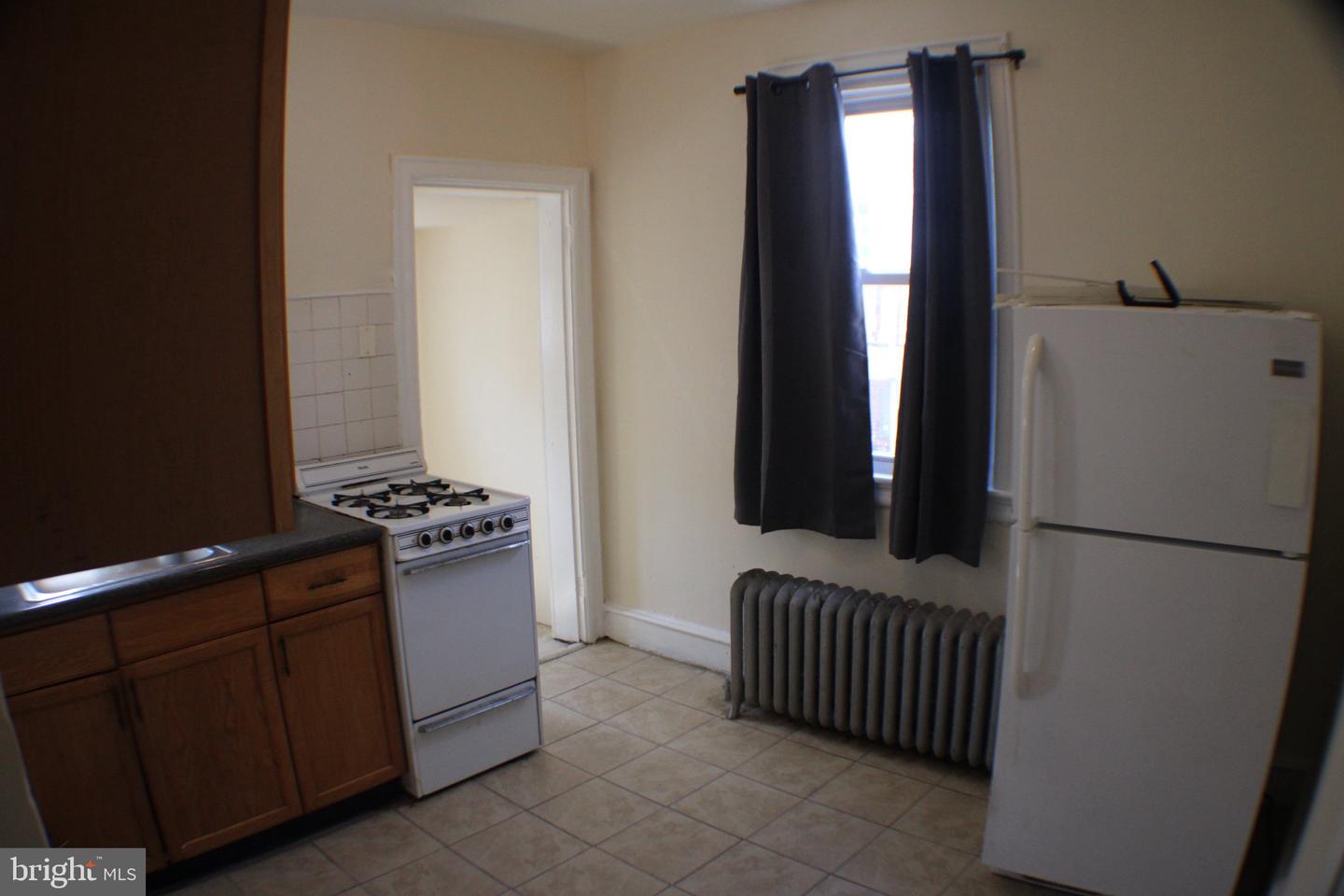 446 Roselyn St Property Photo 4