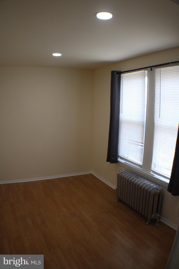 446 Roselyn St Property Photo 5