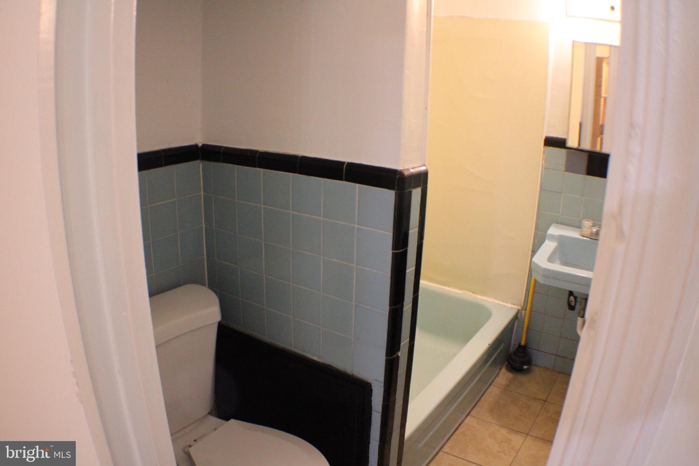 446 Roselyn St Property Photo 6