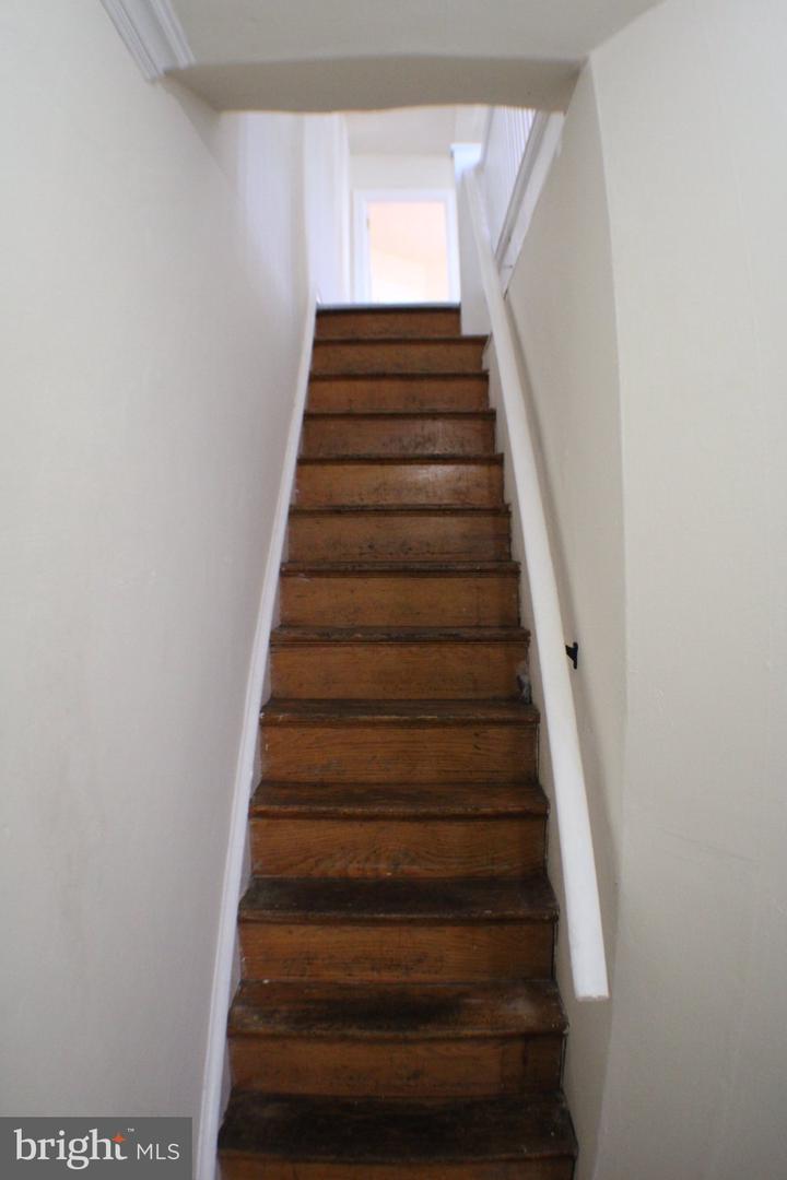 446 Roselyn St Property Photo 7