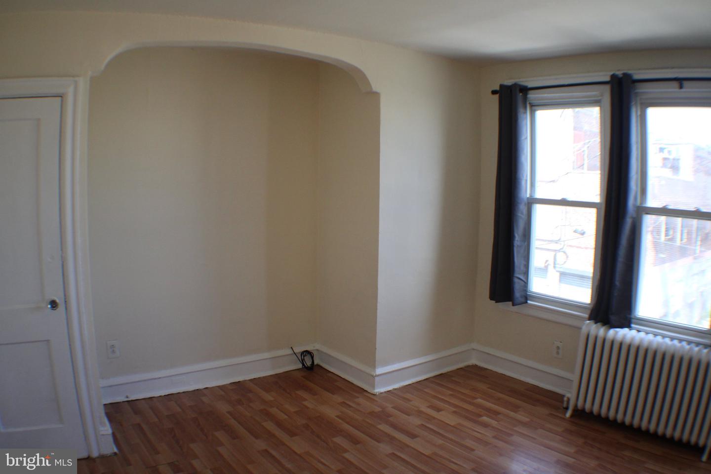 446 Roselyn St Property Photo 8