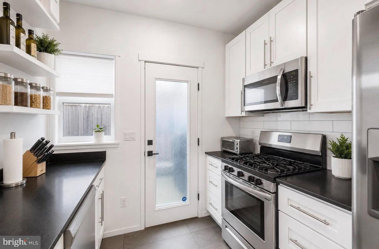 1249 N Hollywood St Property Photo 3