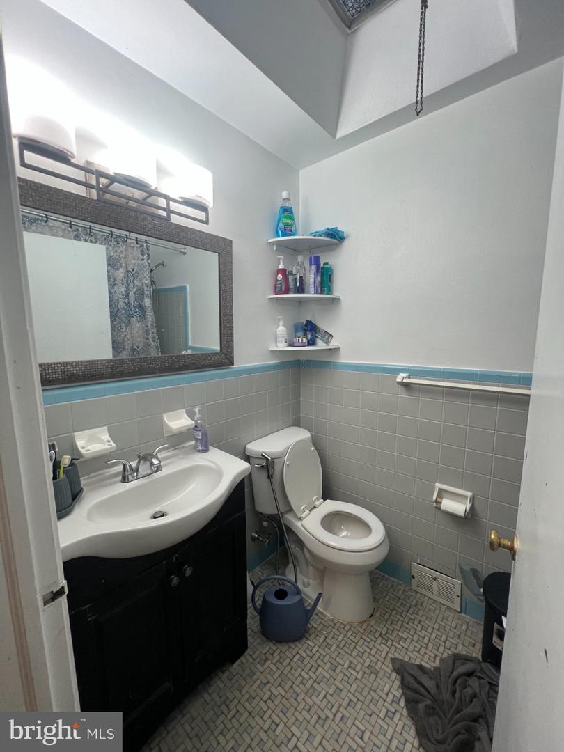 2822 Rawle St Property Photo 5