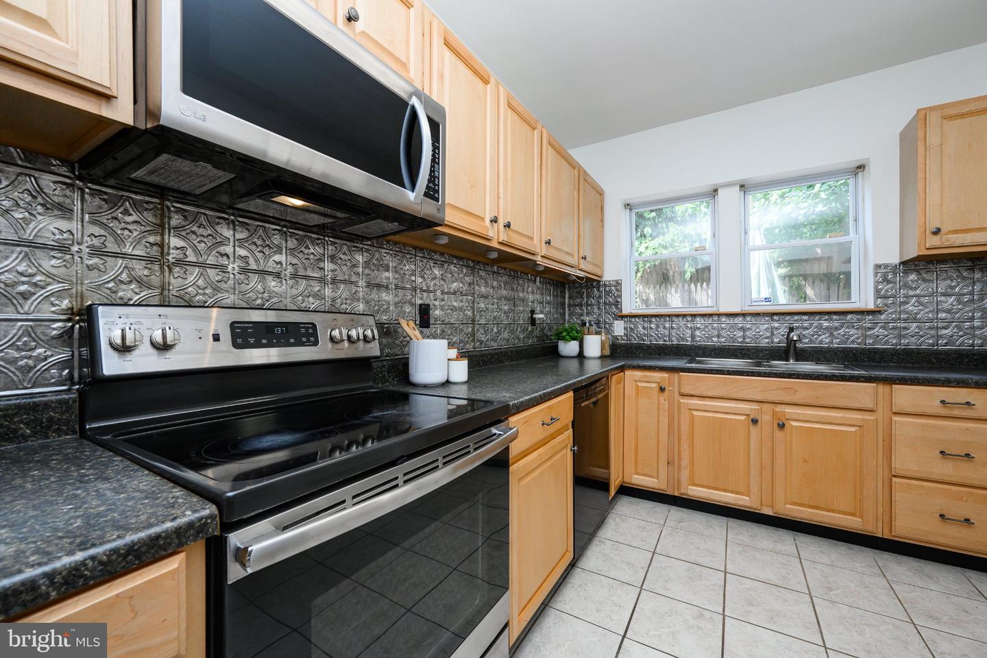 2324 Sepviva St Property Photo 6