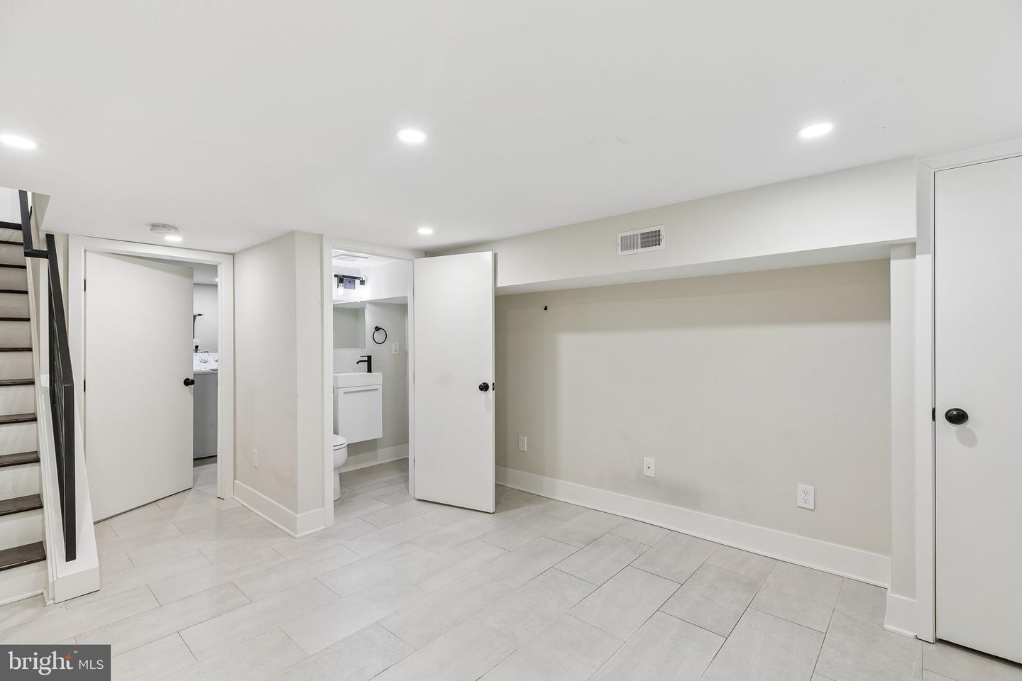 219 Daly St Property Photo 24