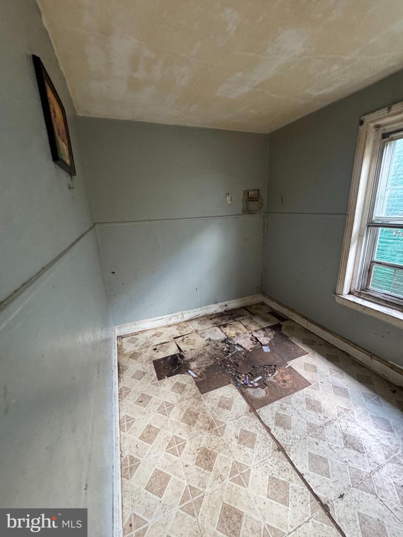 4656 Lesher St Property Photo 14