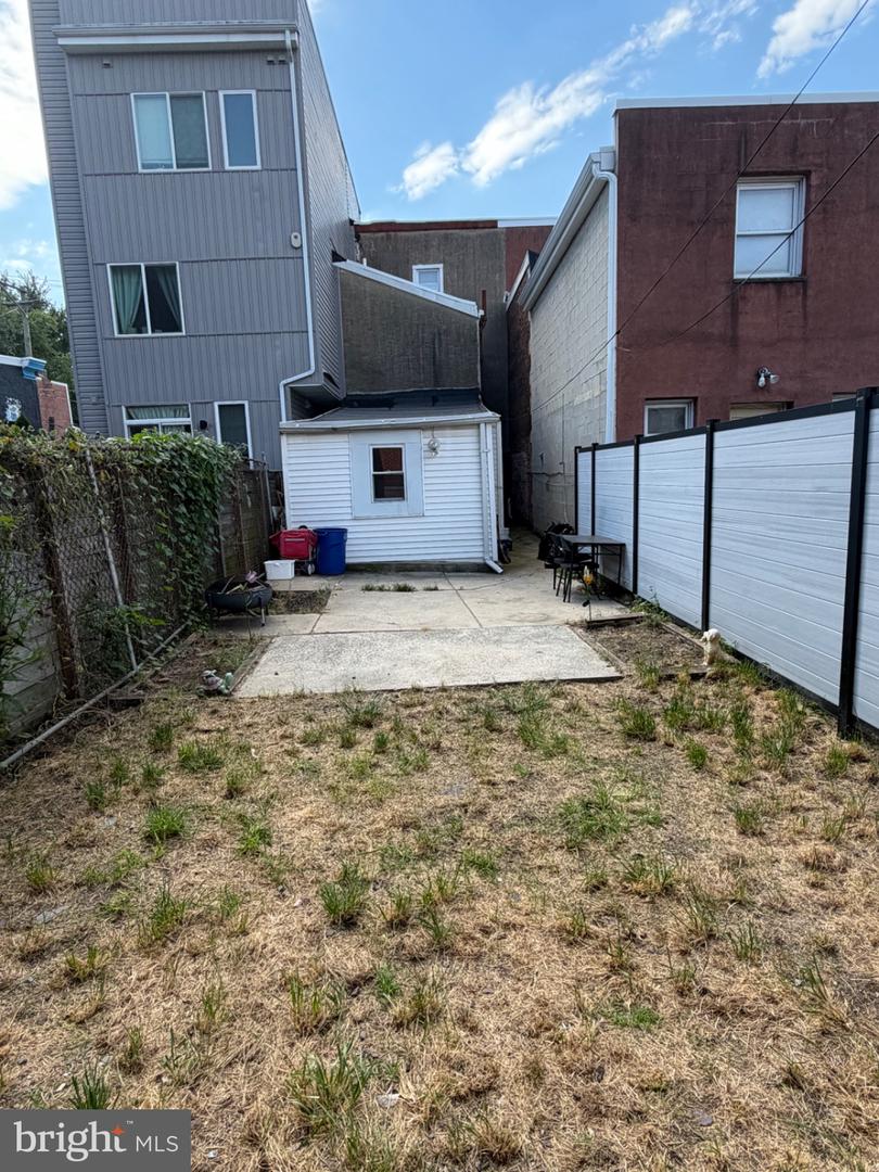 1241 E Palmer St Property Photo 11