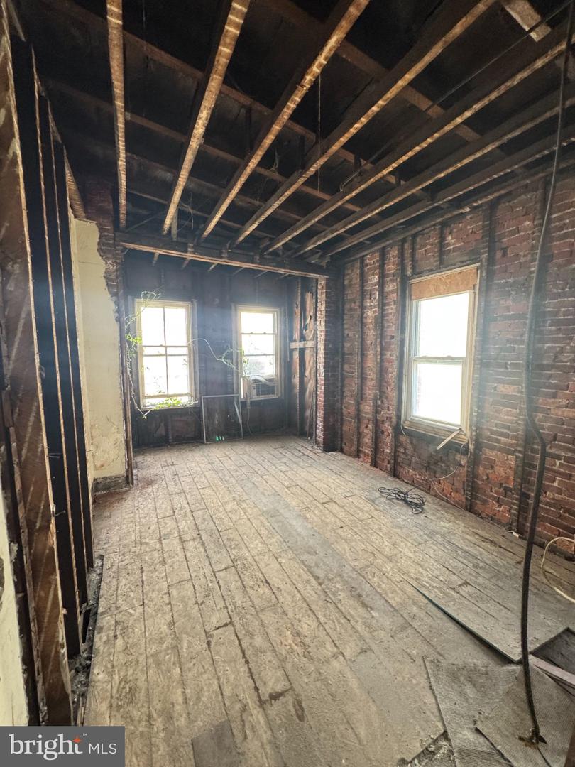 2053 W York St Property Photo 23