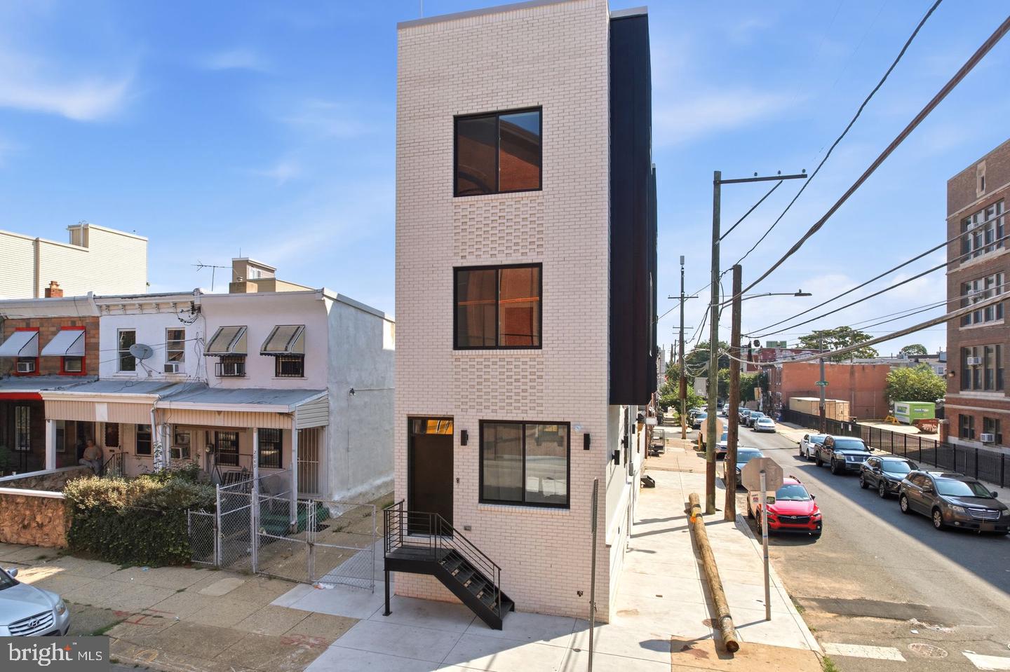 2053 E Cumberland St Property Photo 2
