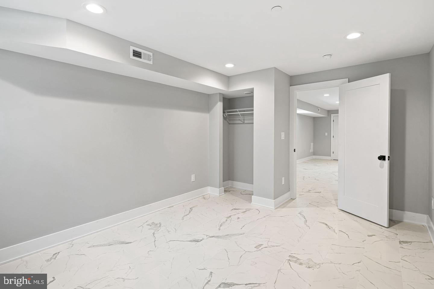 2053 E Cumberland St Property Photo 15