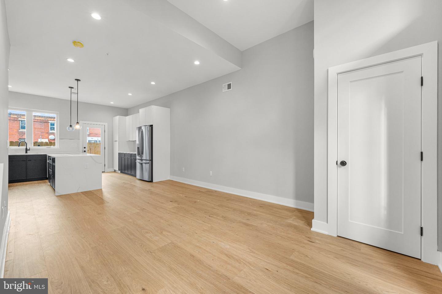 907 Emily St Property Photo 4