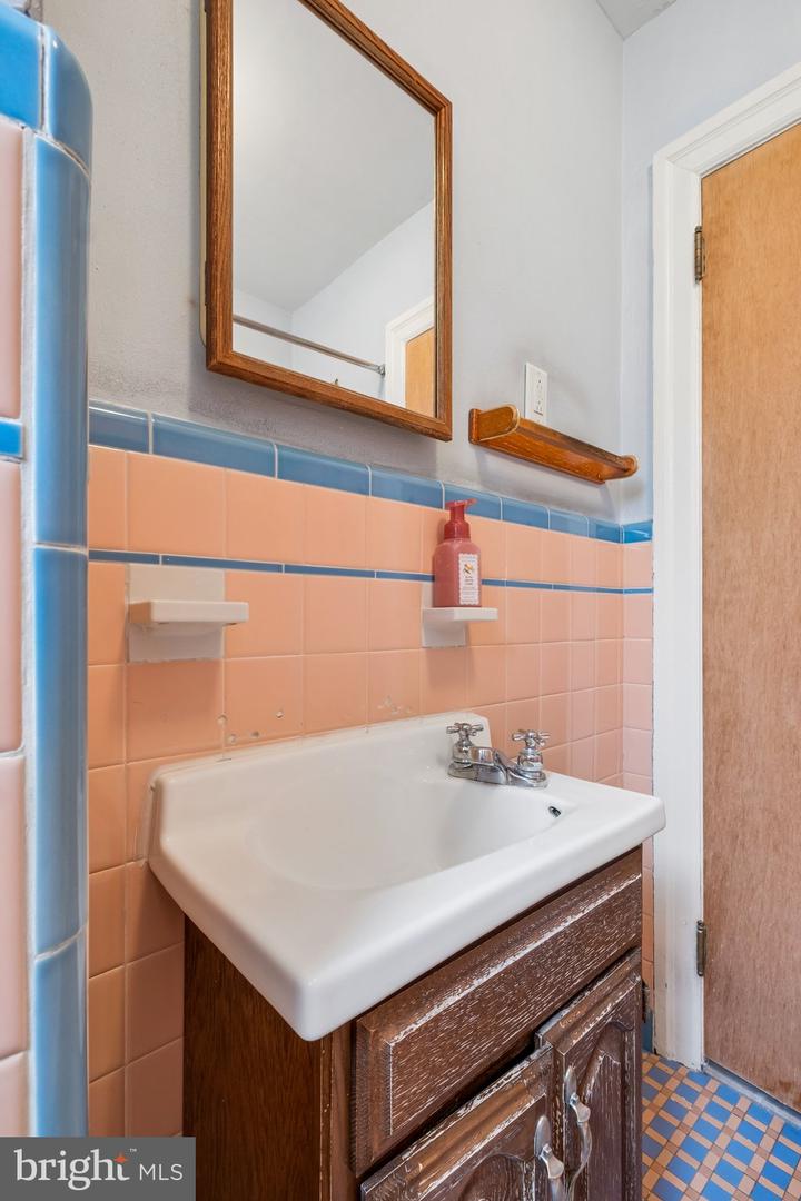 2559 E Ann St Property Photo 24